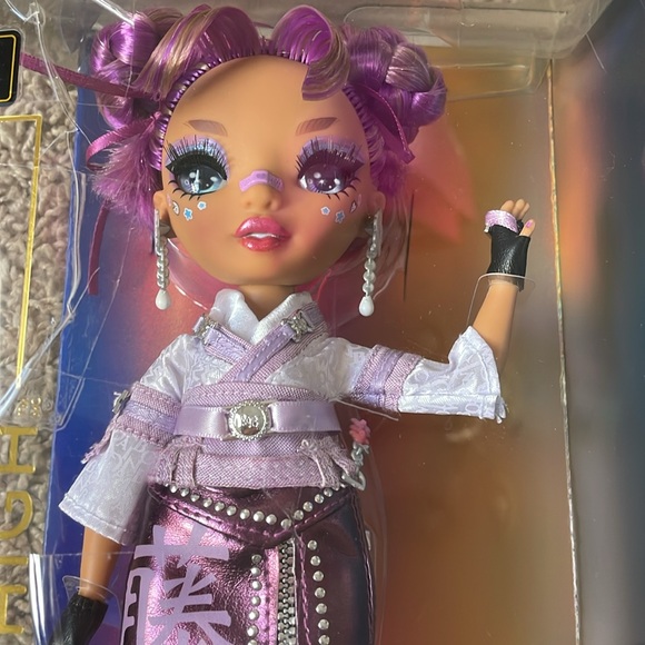 Rainbow High Lila Yamamoto Fashion Doll w/ 2 Designer Outfits + 2 BONUS Tins - Picture 2 of 6